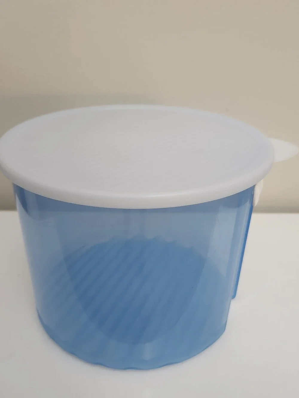 Tupperware FridgeSmart Container - Blue - Round Large 9